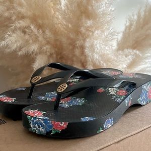 Tory Burch Cut Out Wedge - Black / Tea Rose, Size 8